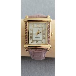 AVON Women's Montre Lavender-Strap Watch--Quartz w/Battery!